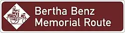 Oficiální značka cesty Berthy Benzové, která připomíná první dálkovou jízdu Benzovým motorovým vozem v roce 1888