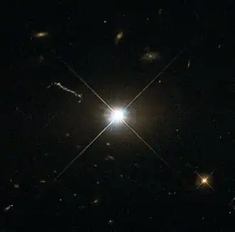 Fotografie 3C 273 z Hubbleova teleskopu, 2003