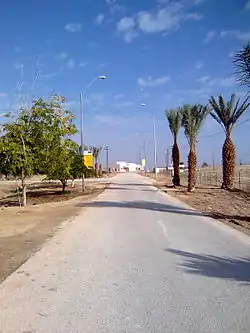 Příjezdová cesta do osady