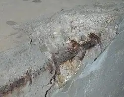 Zkorodovaná výztuž v místě odloupnuté krycí vrstvy betonu