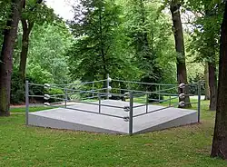 Památník ve tvaru boxerského ringu umístěný v parku