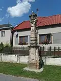 Socha Nejsvětější Trojice s německým nápisem na podstavci, datovaná 1849