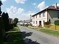 Svažitá hlavní ulice, pohled od obecního úřadu k návsi