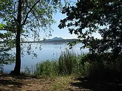 Pohled na Bezděz z břehu Máchova jezera u Starých Splavů