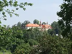 Pohled na zámek ze silnice do Polžic