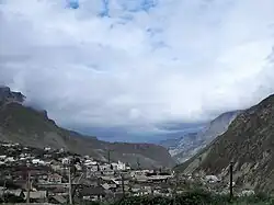 Pohled od jihu k severu na obec Bezengi a soutěsku Čereku Chulamského