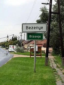 Příjezd do Bezenye, značka s maďarským a chorvatským názvem