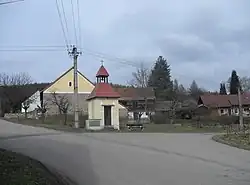 Zvonice ve středu vesnice