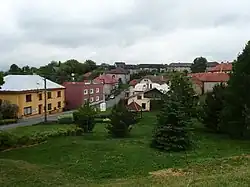 Střed obce, vlevo obecní úřad