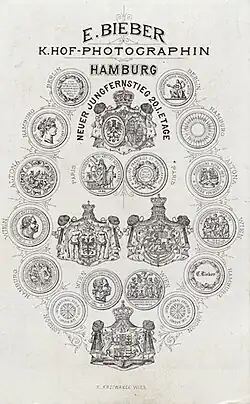 Rub fotografické vizitky z ateliéru Emilie Bieberové kolem roku 1875, grafiku navrhl Karl Krziwanek