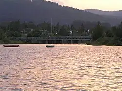 Hladina jezera Bielawa