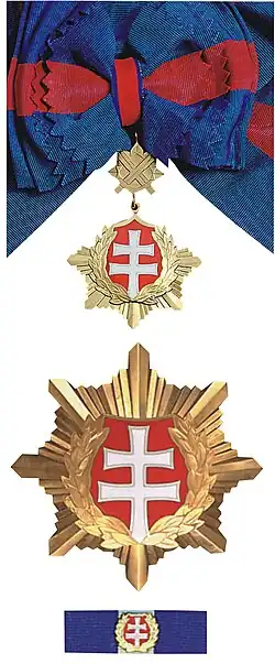 První třída (velkostuha přes levé rameno a řádová hvězda na hrudi)