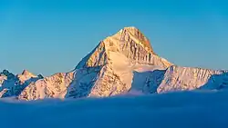 Severní stěna Bietschhorn a před ní Kleines Nesthorn