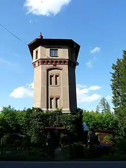 Vodárenská věž situována u silnice Chotěboř-Bílek