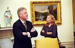 Prezident Clinton a písničkářka Joni Mitchellová konverzují v Oválné pracovně, 5. listopadu 1995