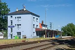 Nádražní budova a nástupiště