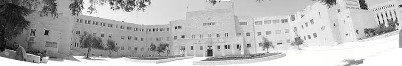 Panoramatický snímek Domu národních institucí. Sídlí zde (zleva): Keren ha-jesod, Židovská agentura a Židovský národní fond.