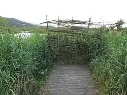 Jednoduchý maskovaný kryt z větví