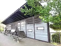 Jednoduchá dřevěná stěna