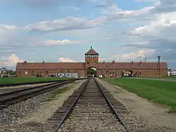 Hlavní brána tábora Auschwitz-Birkenau