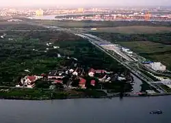 Pohled z mrakodrapu Bitexco na dálnici vedoucí k navrhovanému letišti