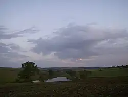 Pohled na pohoří přes ves Bojan (obština Venec) od východu