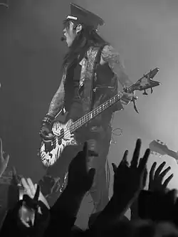 Ashley Purdy na koncertu Black Veil Brides v roce 2013