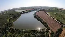 Letecký pohled z hráze. V pozadí Blahotický rybník I