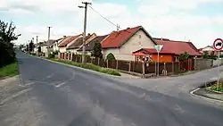 Kokořínská ulice na Blatech, Mělník. Pohled od Mělníka ke Chloumku. Vpravo vedlejší Hleďsebská ulice