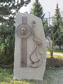 Pomník hudebního skladatele Františka Simandla od ak. sochaře Karla Kryšky[2]