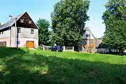 Náves s památkově chráněnou usedlostí čp. 4 (vlevo)