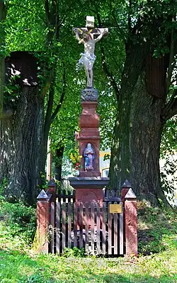 Kříž na návsi v Květnově