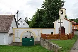 Kaple a kříž ve vesnici