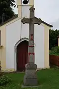 Kříž před návesní kaplí
