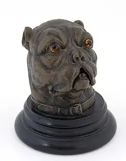 Inkoustový kalamář ve tvaru psí hlavy, kde hlava je víko, které lze vyklopit nahoru