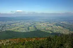 Pohled na kotlinu z vrcholu Skrzyczne