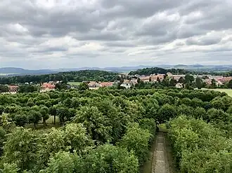 Barevná fotografie s pohledem na Herrnhut z altánu na Hutbergu