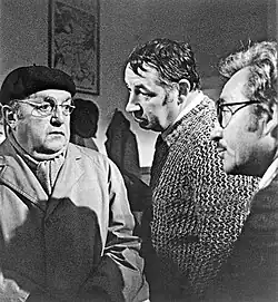 Itálie – 1975: (Zleva doprava) Herec Bernard Blier diskutuje s Philippem Noiretem a Ugem Tognazzim o penězích, které mu náleží v důsledku podvodu, který trojice společně spáchala, ve scéně z filmu Moji přátelé (Amici miei), uvedeného v roce 1975. (Foto: Michael Ochs Archives/Getty Images)