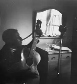 Blind Willie McTell se svou 12-strunnou kytarou (Atlanta, 1940)