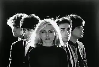 Blondie v roce 1977, zleva: Gary Valentine, Clem Burke, Debbie Harry, Chris Stein a Jimmy Destri.
