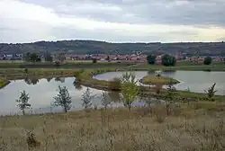 Hlavní nádrž (vpravo) a mokřad (vlevo)