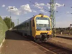 Osobní vlak ve stanici Monor.