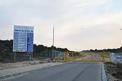 Vjezd do Bnej Dekalim