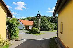 Zvonička a kříž na návsi