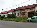 Starší zástavba na hlavní ulici