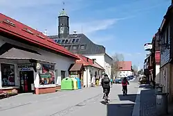 Božídarské muzeum (na snímku uprostřed, nalevo od radnice)