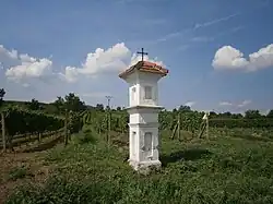 Boží muka východně od Přítluk u silnice (Q38046477).jpg