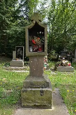 Kaplička Božích muk z Holešic. Byla přenesena ze zrušené obce Holešice na starý hřbitov v Mostě.