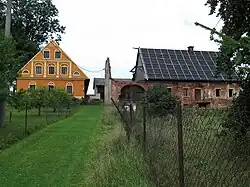 Jedna z usedlostí v obci