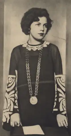 Božena Němčická behem promoce (Pestrý týden, 1928)